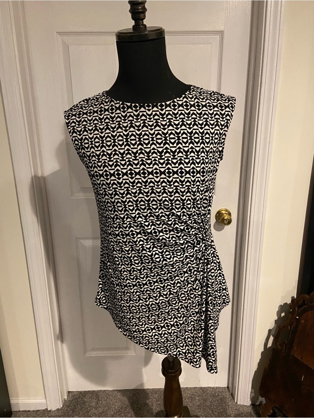 White House Black Market Black & White Geometric Sleeveless Peplum Top Size M